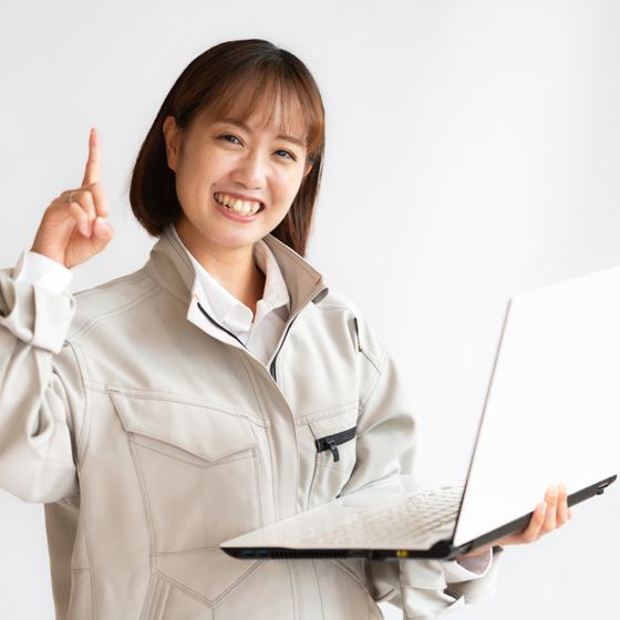 見積り内容を説明するスタッフ