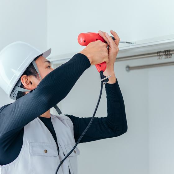 電動工具で施工する職人